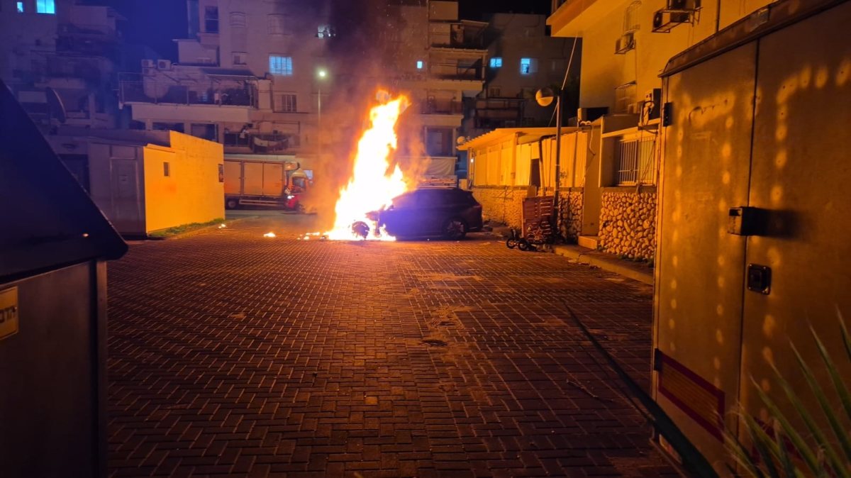 הרכב עולה באש 