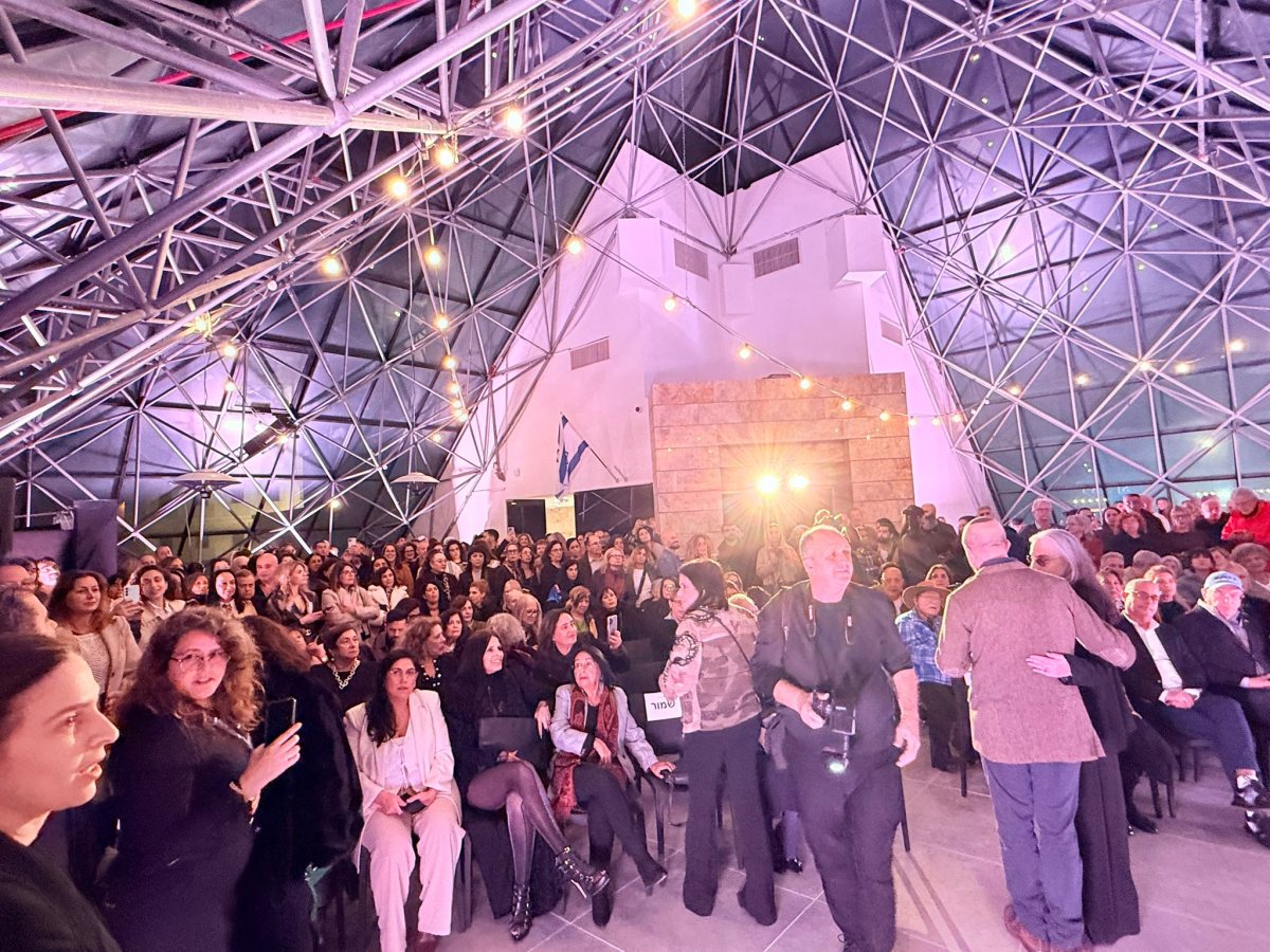 מאות בתערוכה במבנה  המוזאון של אשדוד, שהוא מהיפים בישראל