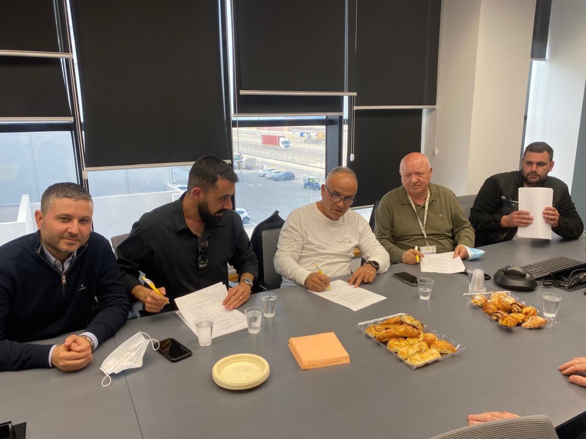 מעמד חתימת ההסכם (צילום: ועד נמל הדרום)