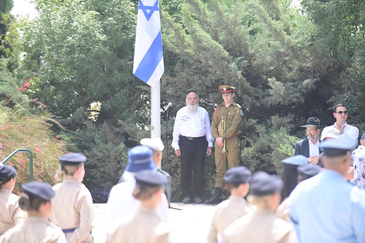 יעקב אלברשטיין סמוך לדגל בטקס הזיכרון (צילום: אורי קריספין)