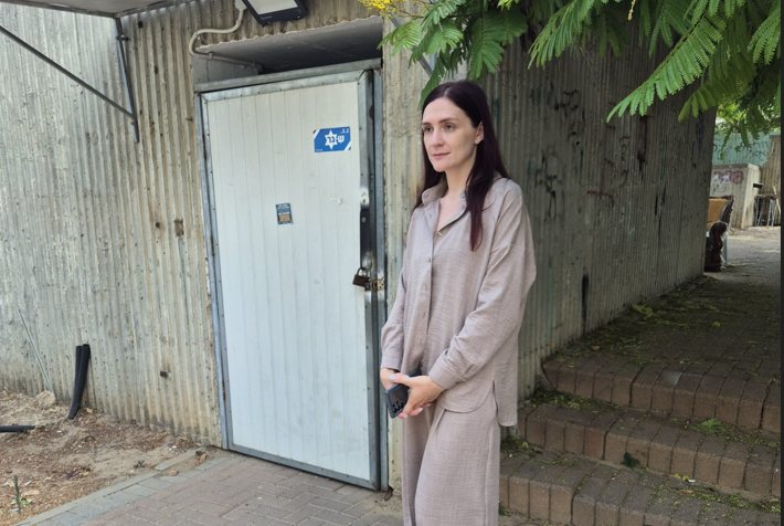 אירנה ליד המקלט אליו לא נתנו לה להיכנס בשעת אזעקה