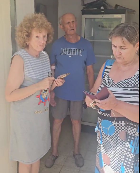 טטיאנה, אנה וגריגורי רבינוביץ' שמנעו מאירנה להיכנס למקלט 