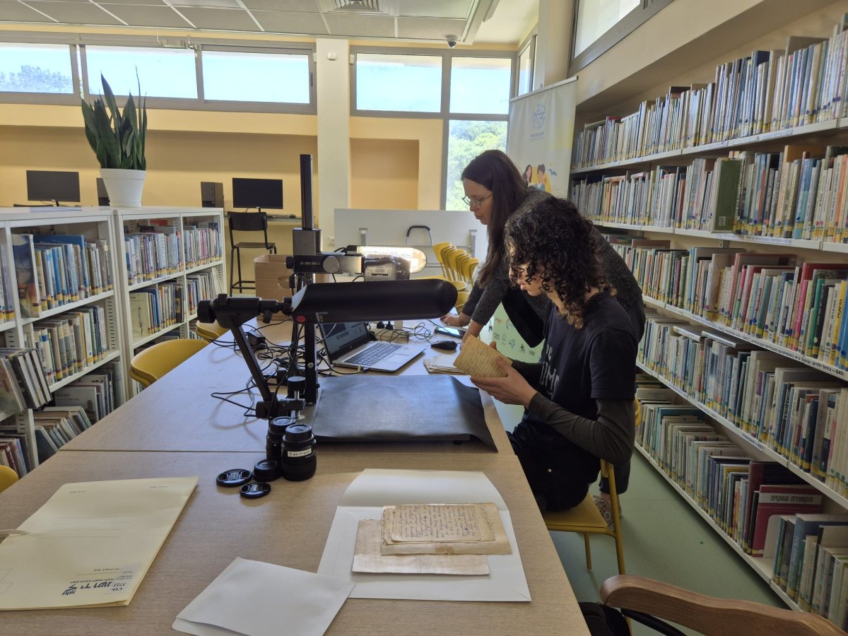 צוות יד ושם בסריקת ממצאים בסיפריה העירונית