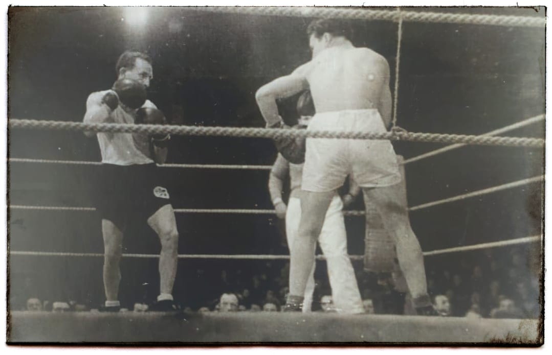 חיים שפיגלמן (משמאל) בזירת האגרוף של מחנה העקורים