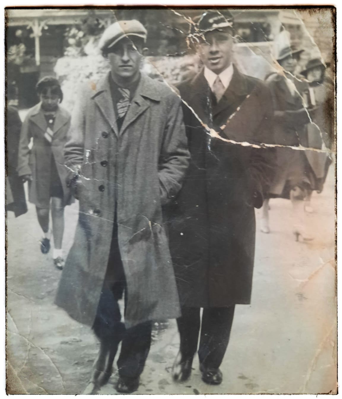 חיים (משמאל) עם ידיד ברחובות ורשה