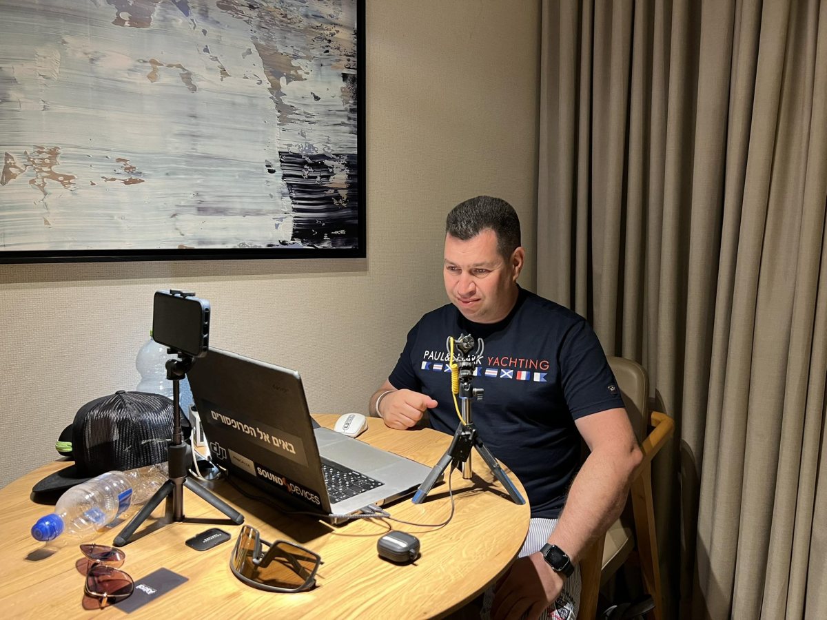 אלכס צייטלין מנחה הפודקאסט באים אל הפרופסורים