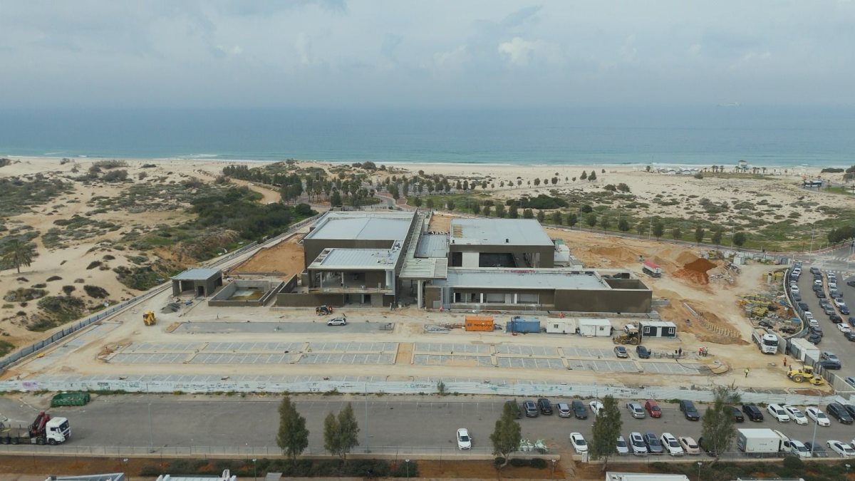 העבודות על הקמת בית הלוחם באשדוד (צילום: מיקי אדרי)