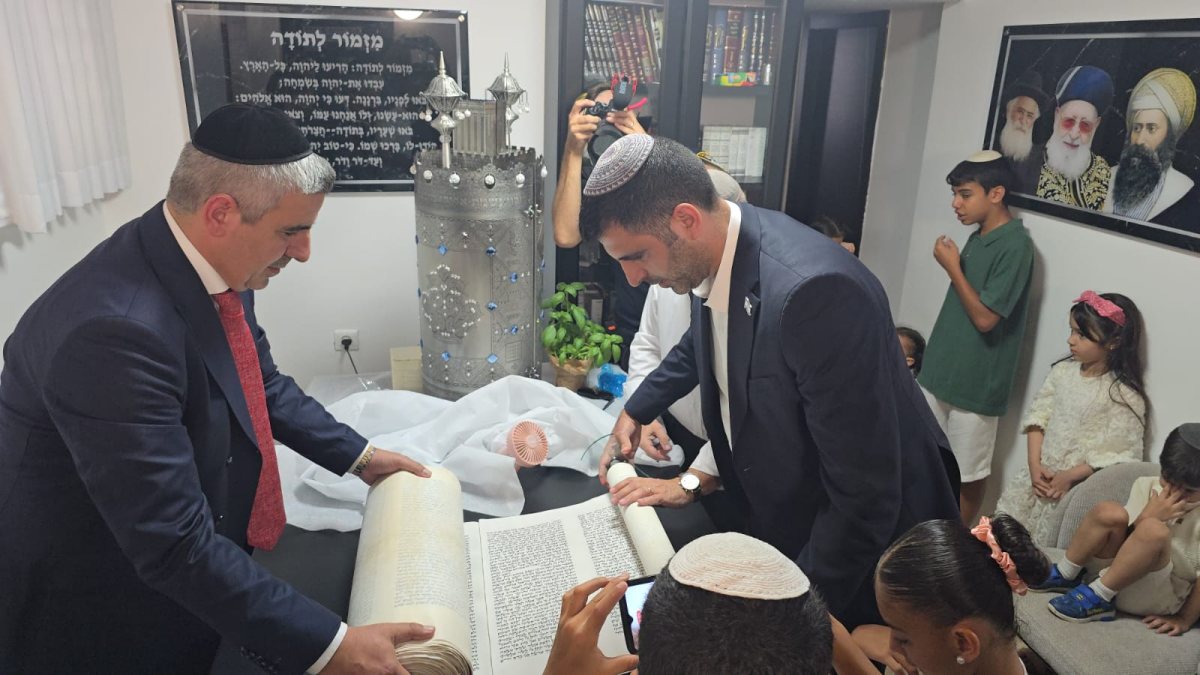 השר קרעי במעמד כתיבת האותיות האחרונות בספר התורה