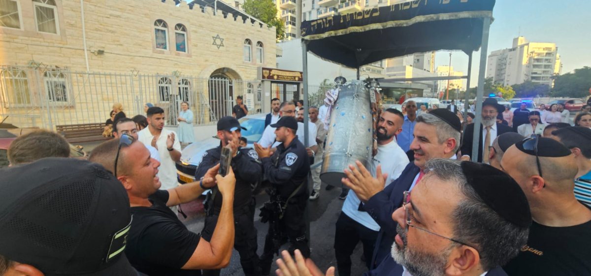 התהלוכה עם ספר התורה