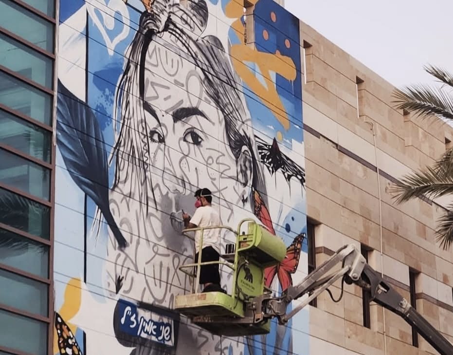 תמונת ההנצחה של שני אמין ז"ל בקניון הסיטי (באדיבות דודי שובל)