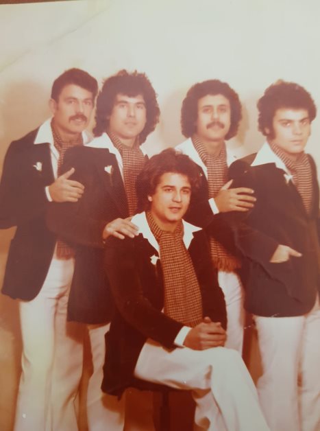 להקת אצבעות הזהב. מרקו אלון יושב