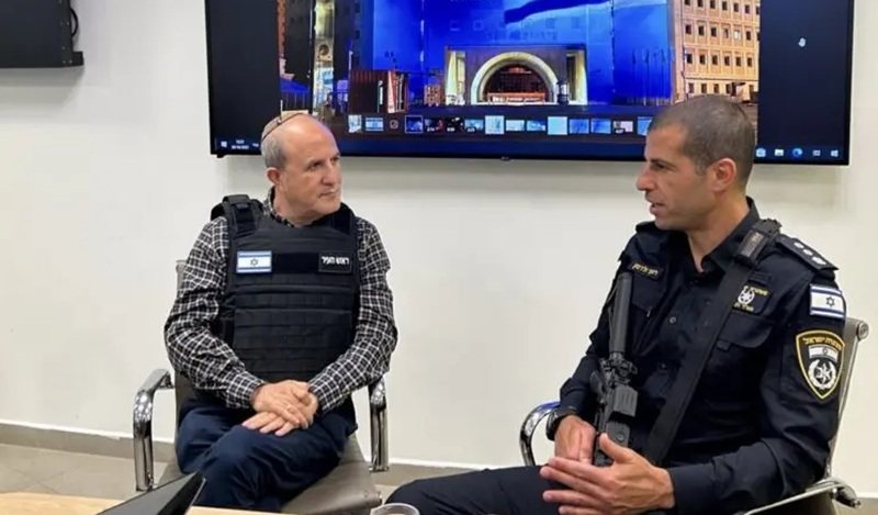 ראש העיר ד&quot;ר יחיאל לסרי ונצ&quot;מ רועי ולדמן מפקד מרחב לכיש