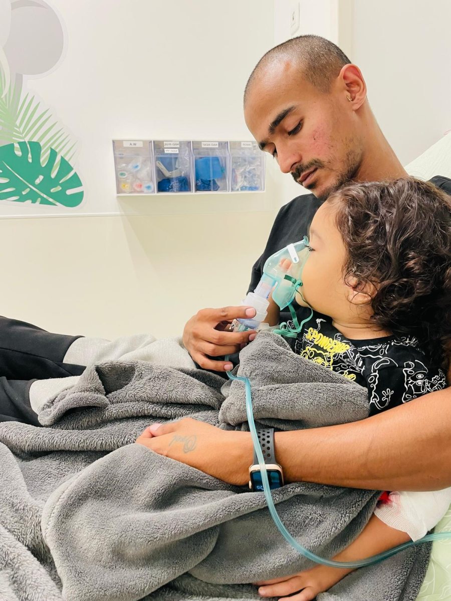 בראל ששונקר בבית החולים ביחד עם אביו אוראל