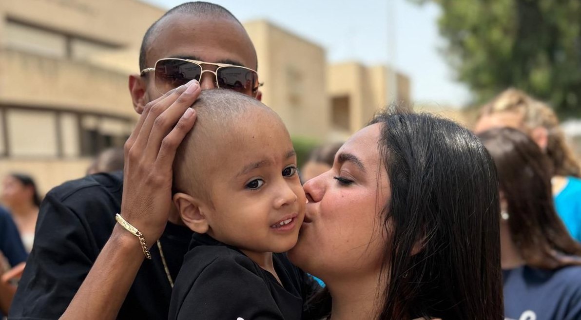 בראל ששונקר עם ההורים מיטל ואוראל 