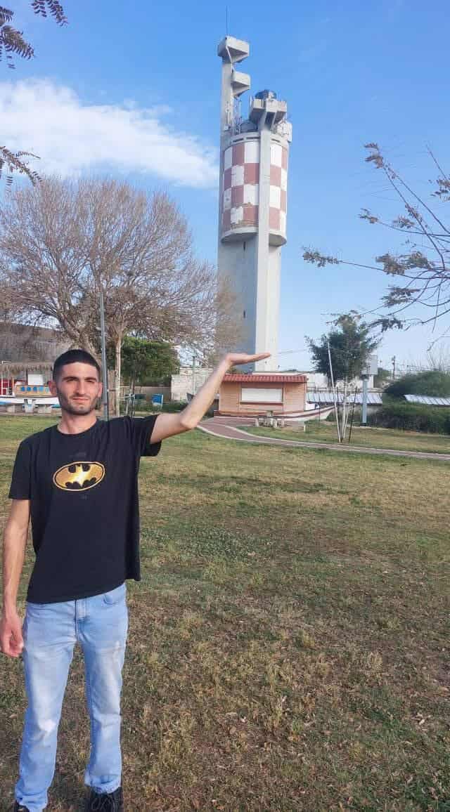 בן צורמגן עם המגדלור ברקע