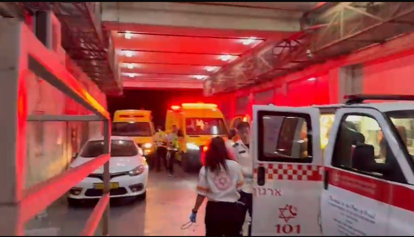 צוותי מד"א בזירת האירוע (צילום: שמחה חסיד - מד"א הצלה דרום)