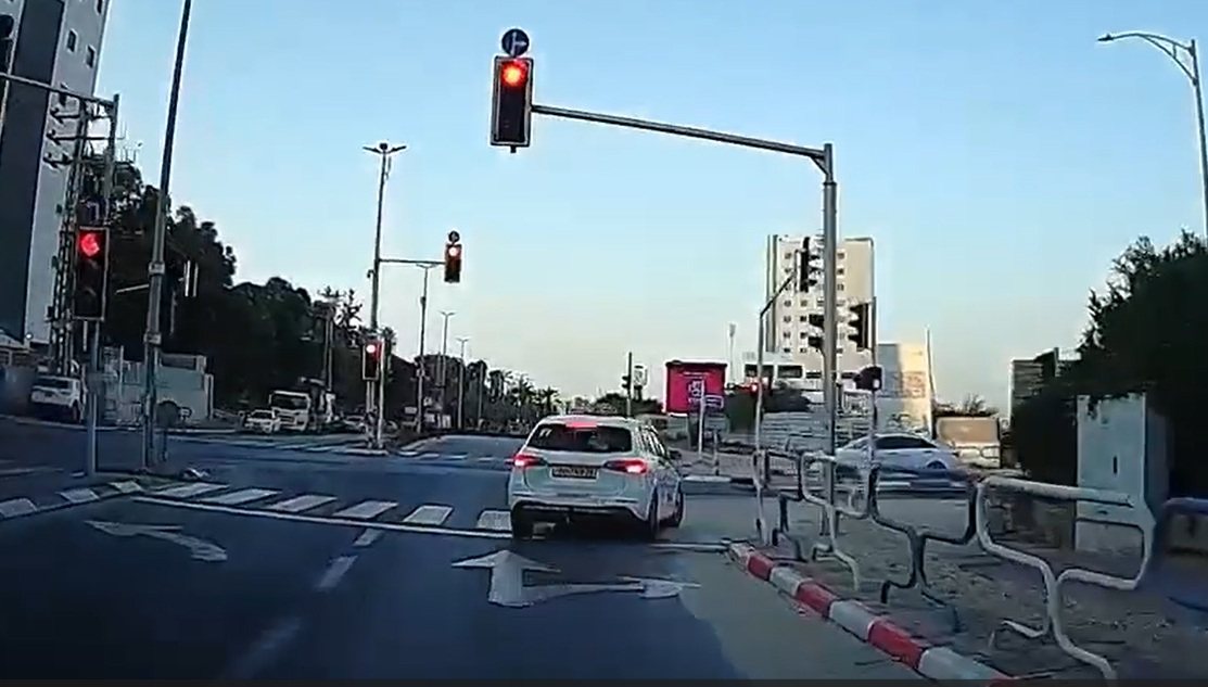 מתוך הסירטון - מונית עוברת באדום