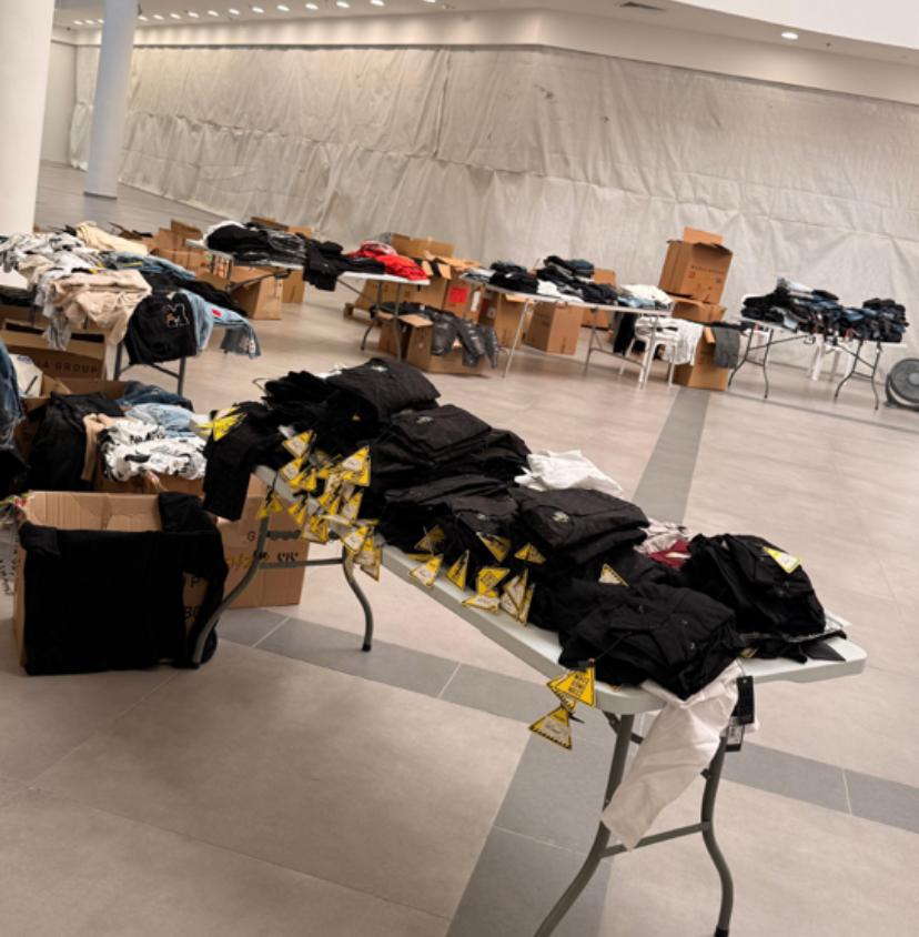 חלק מהבגדים שחולקו