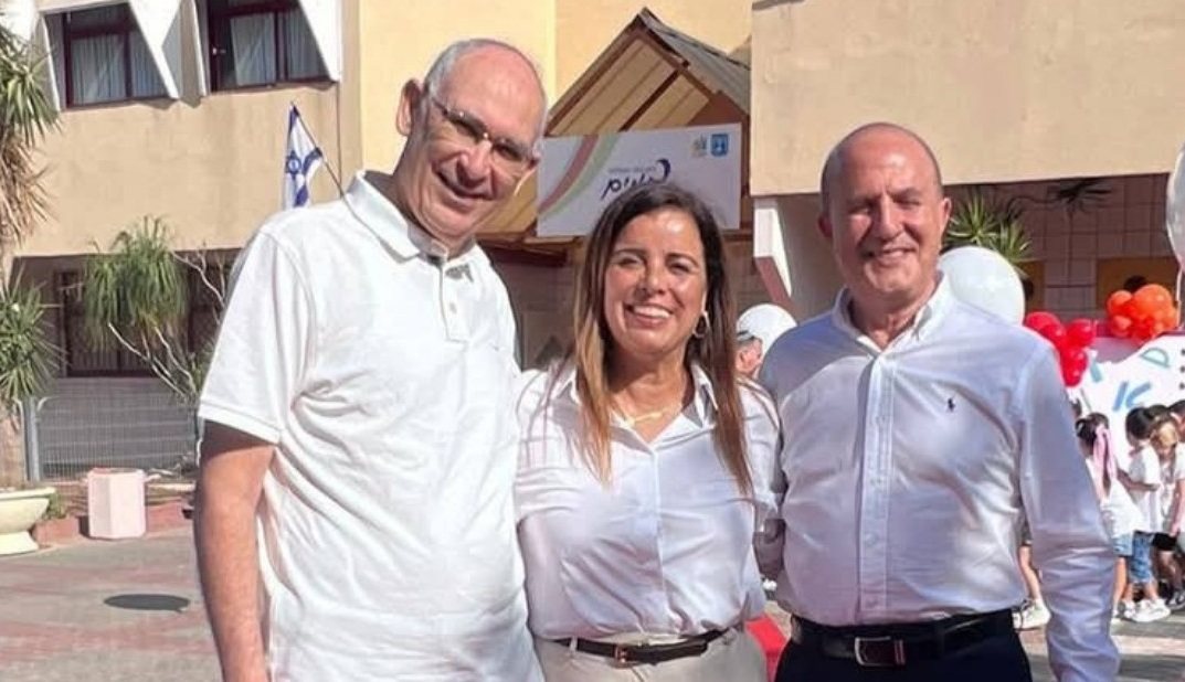 ראש העיר יחיאל לסרי ביחד עם אדי בן חמו ומנהלת בית ספר רתמים שוש בכור (מהפייסבוק)