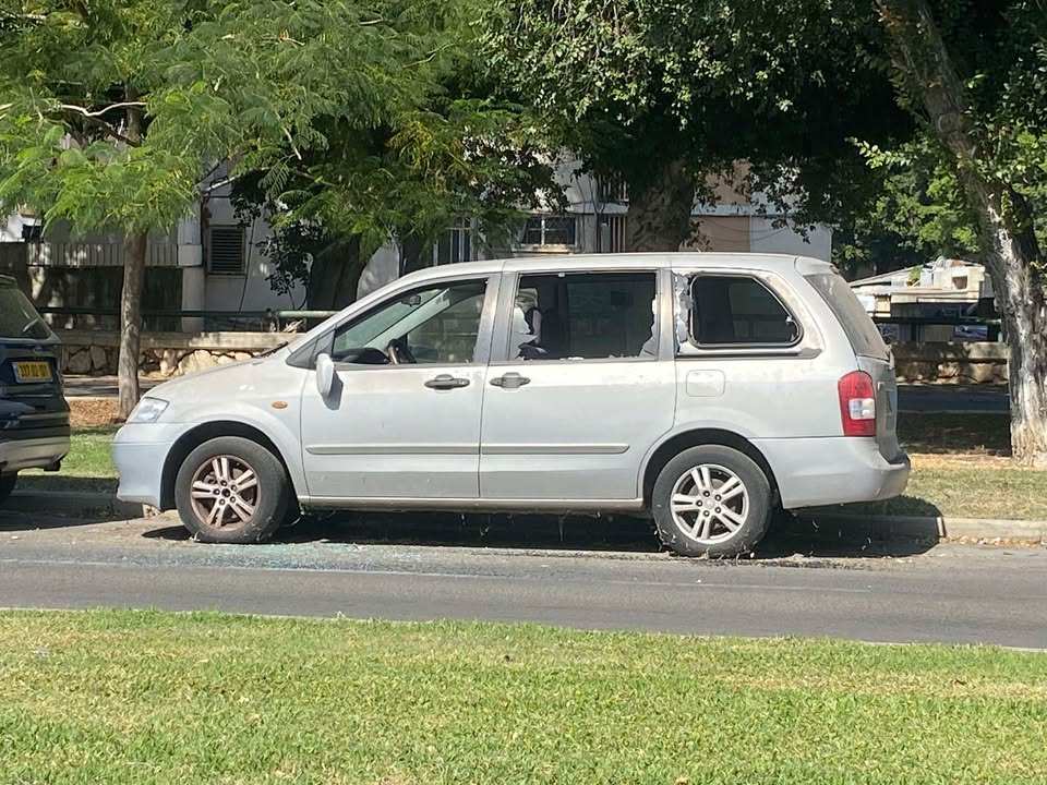 רכב נטוש ברחוב ויצמן באשדוד (צילום: אשדוד נט)