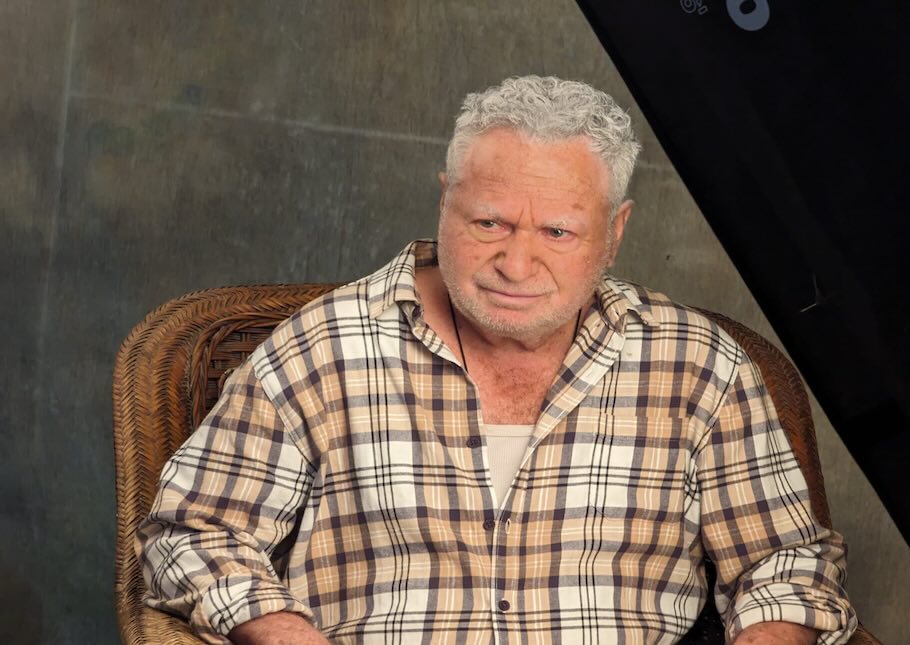 שלמה בראבא לבד בסלון-צילום שלומי אלדר