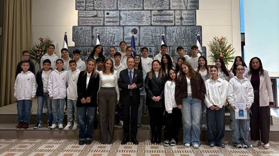 תלמידי כיתה ז'5 ממקיף י"א באשדוד עם נשיא המדינה (צילום: בית הנשיא)
