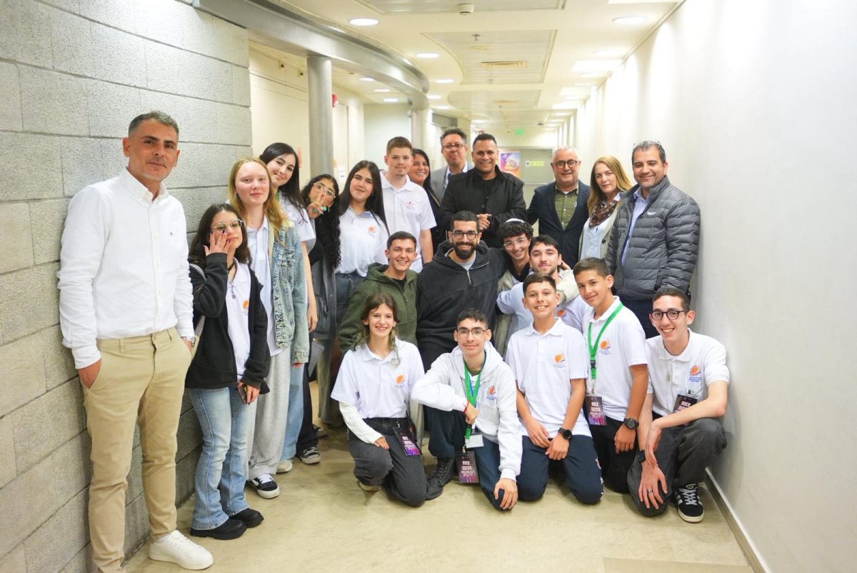 תמונה קבוצתית עם בני הנוער צילום מייק אדרי