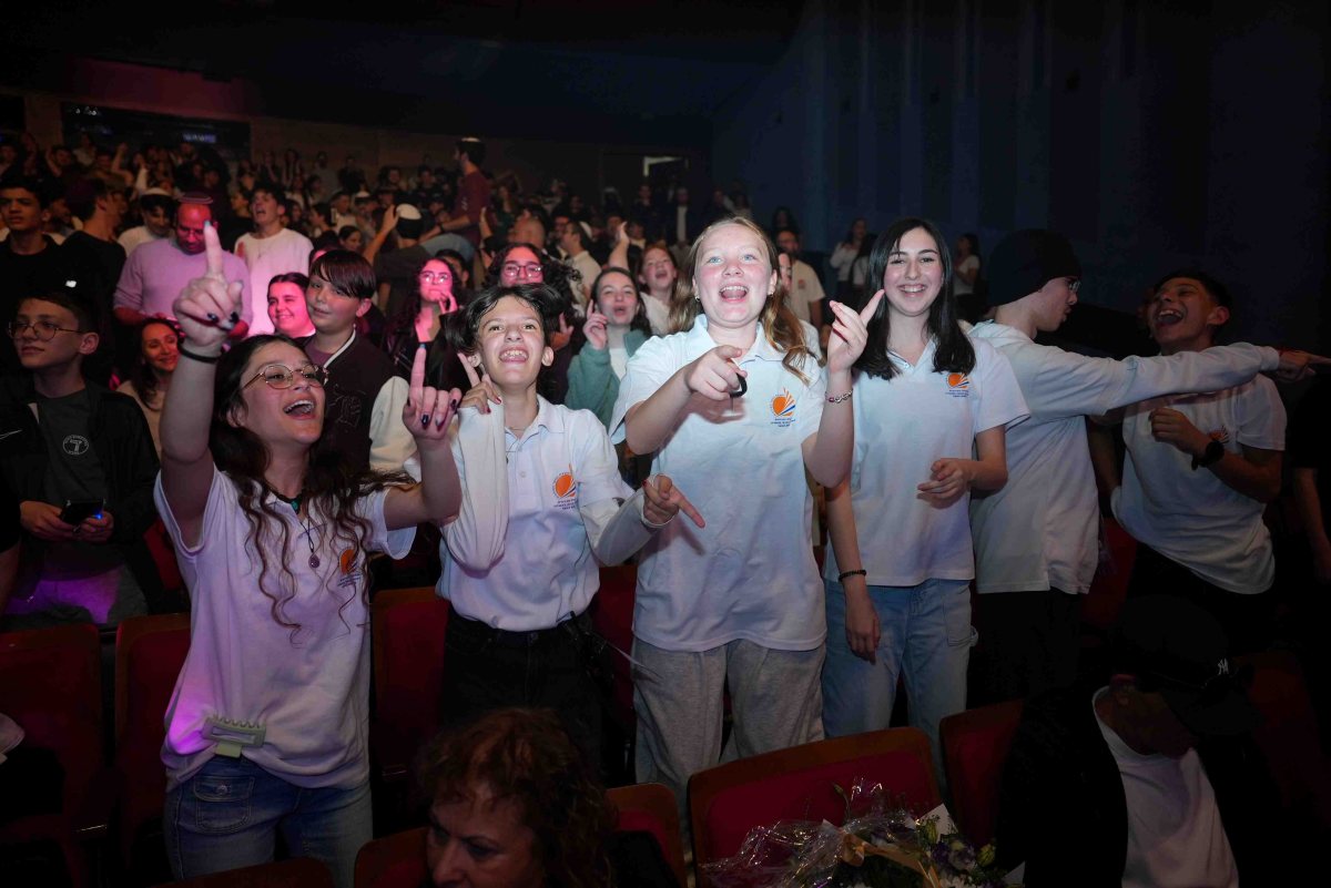 חברי מועצת הנוער והקהל במהלך המופע צילום מייק אדרי