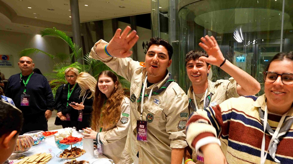 חניכי תנועת הצופים בלובי המשכן צילום מייק אדרי