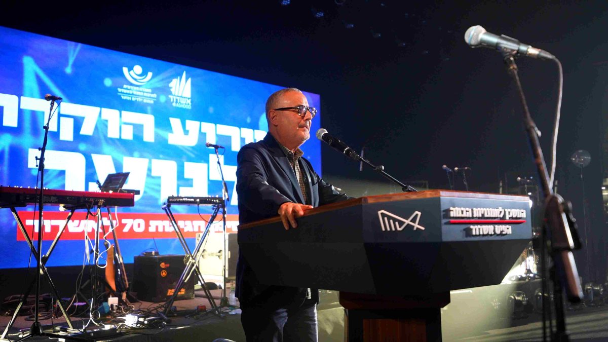 עורך דין גבי כנפו -נואם באירוע צילום מייק אדרי