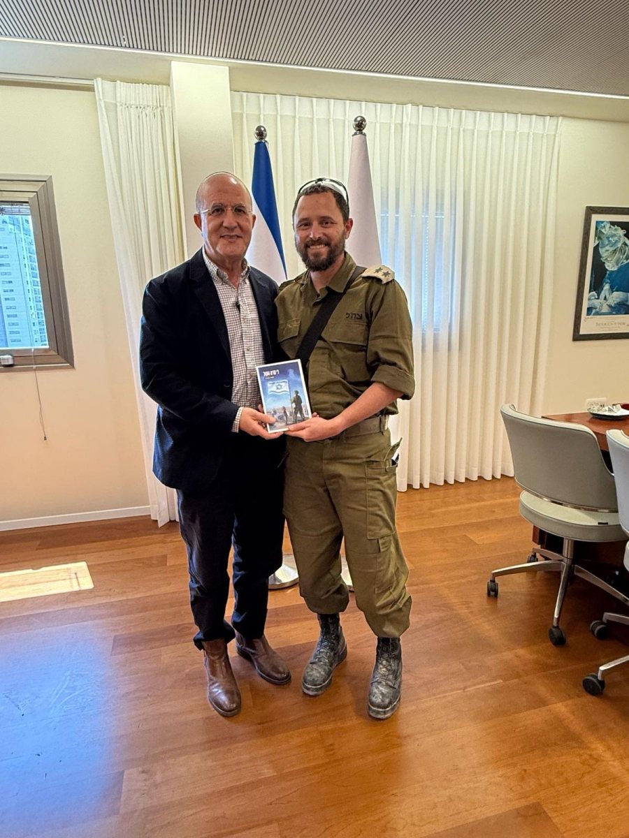 סא״ל במילואים מעוז שוורץ וראש העיר ד"ר לסרי