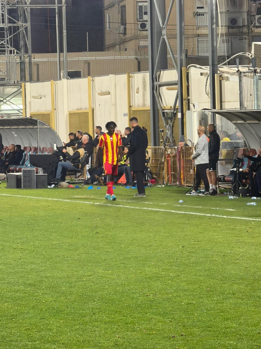 עמנואל אג'יי מורחק (אורי קריספין)