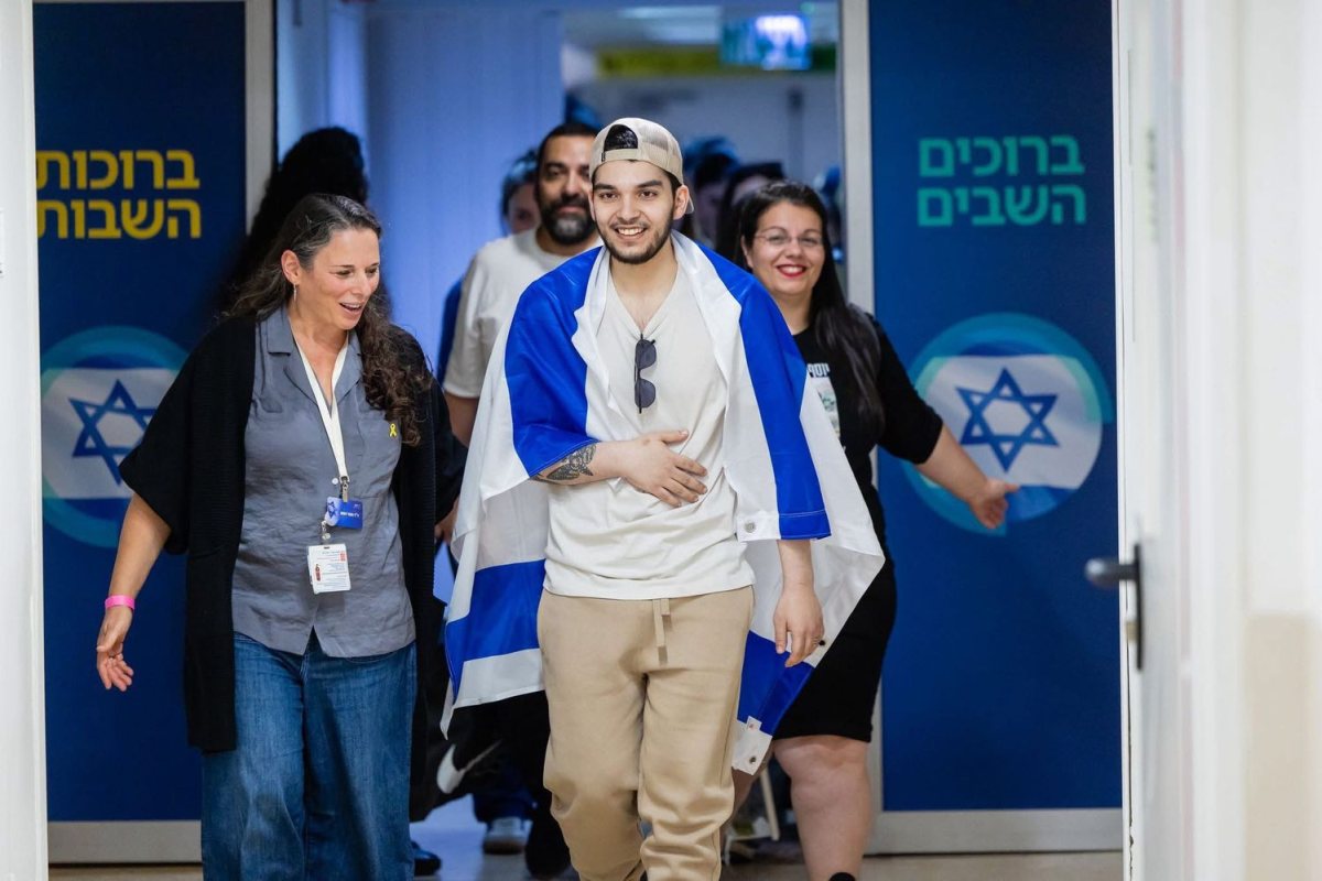 יוסף חיים אוחנה עם שובו לישראל (צילום שאולי לנדנר, לעמ)