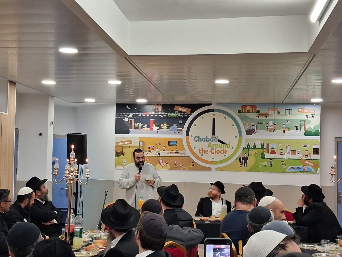 אבי אוחנה נואם בערב של חב''ד (צילום יונתן גרוס)