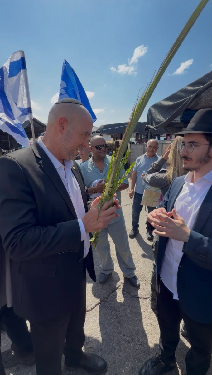 אמיר אוחנה מברך על הלולב (צילום לשכת יור הכנסת)