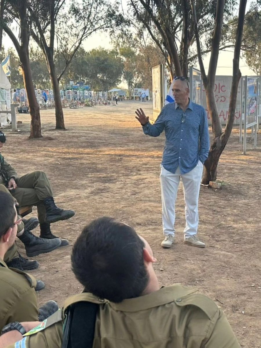 פרגון מרצה לפני חיילי צהל באתר הנובה-מתוך אלבום פרטי (1)