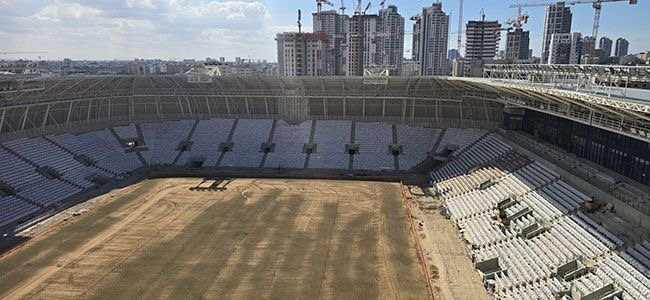 זריעת הדשא באיצטדיון באשדוד (צילום: דודו קקון)