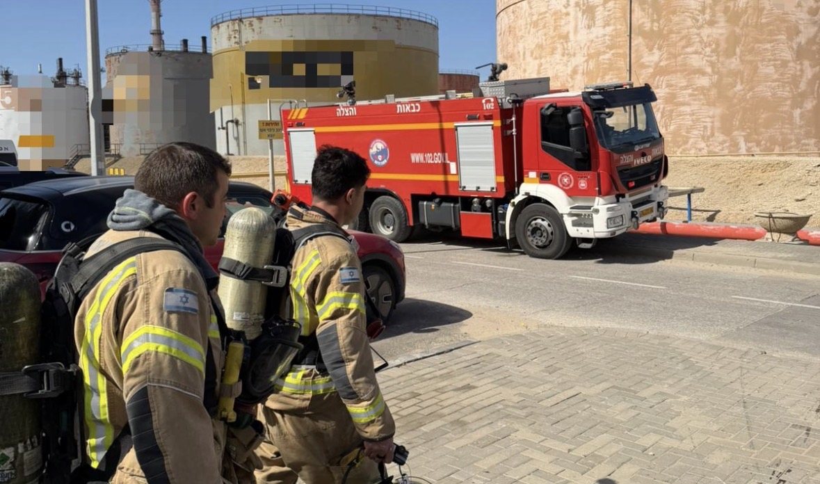 מהזירה בבתי הזיקוק (דוברות כיבוי והצלה)