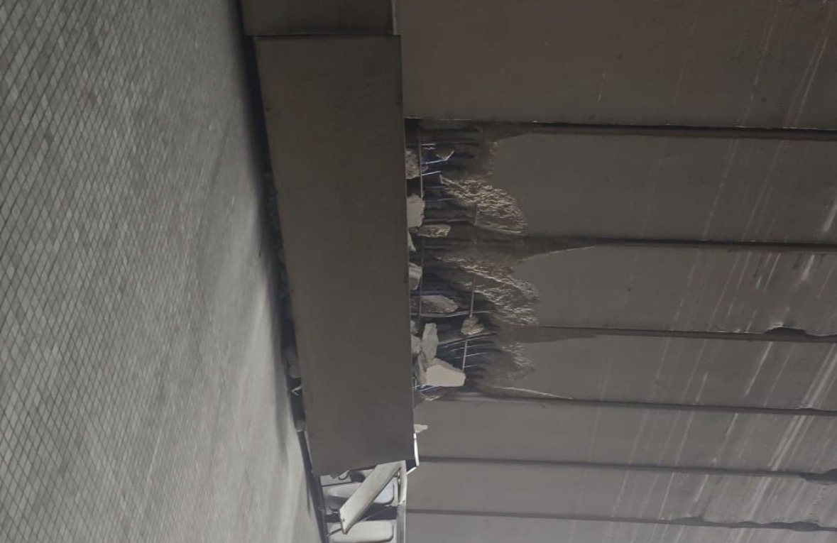 חתיכות בטון שנפלו בתקרת המנהרה בסיטי (עיריית אשדוד)