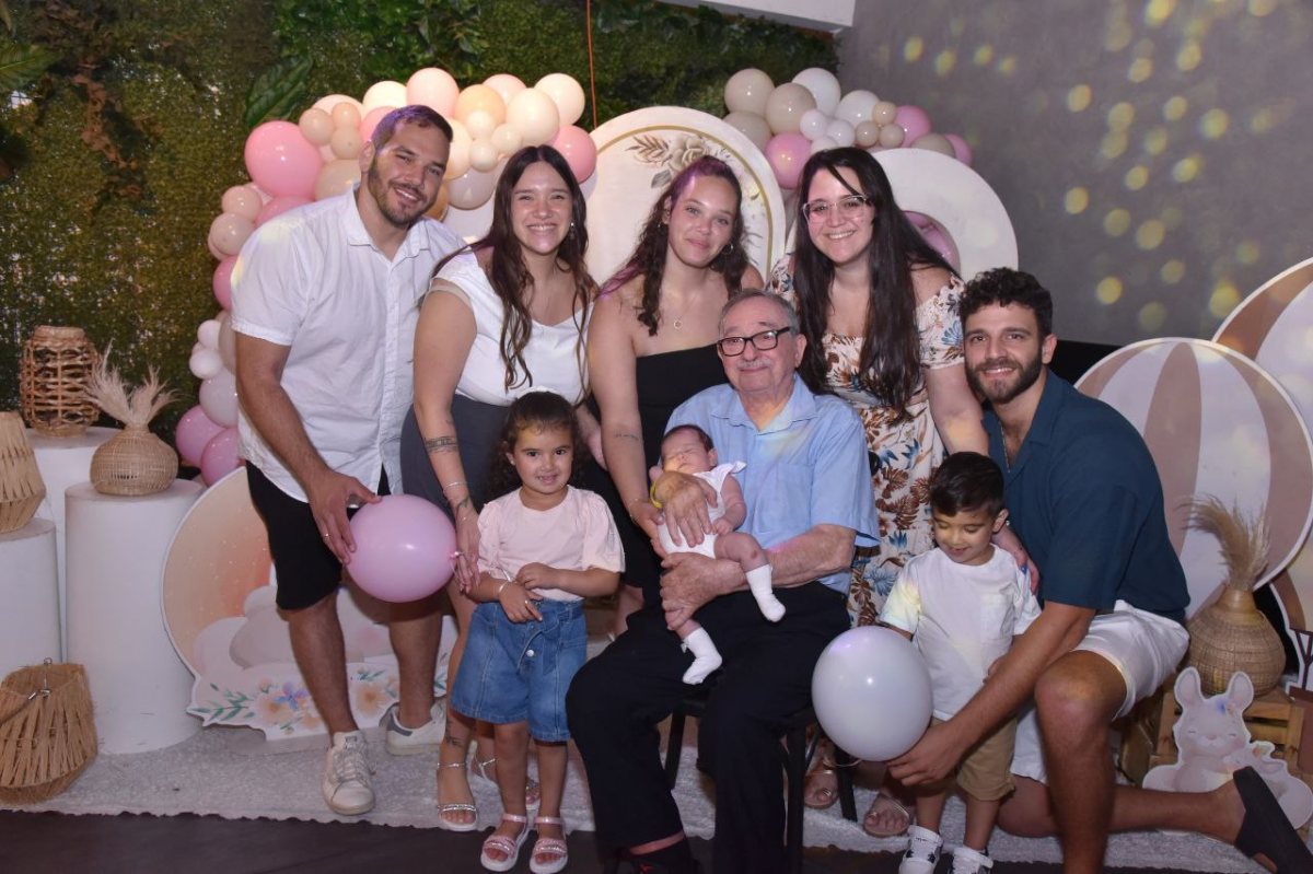 סבא אריה עם הנכדים והנינים (באדיבות המשפחה)