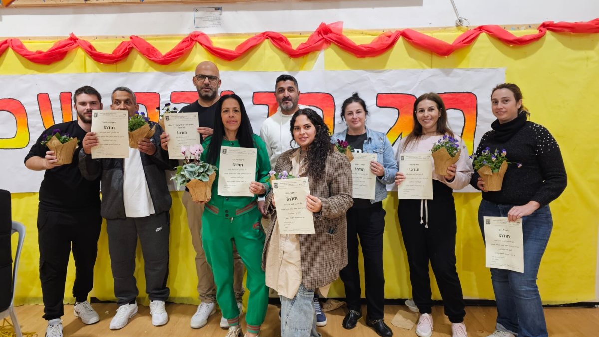 מתנדבי ומתנדבות צעצוע של סיפור ומקום של חיוך