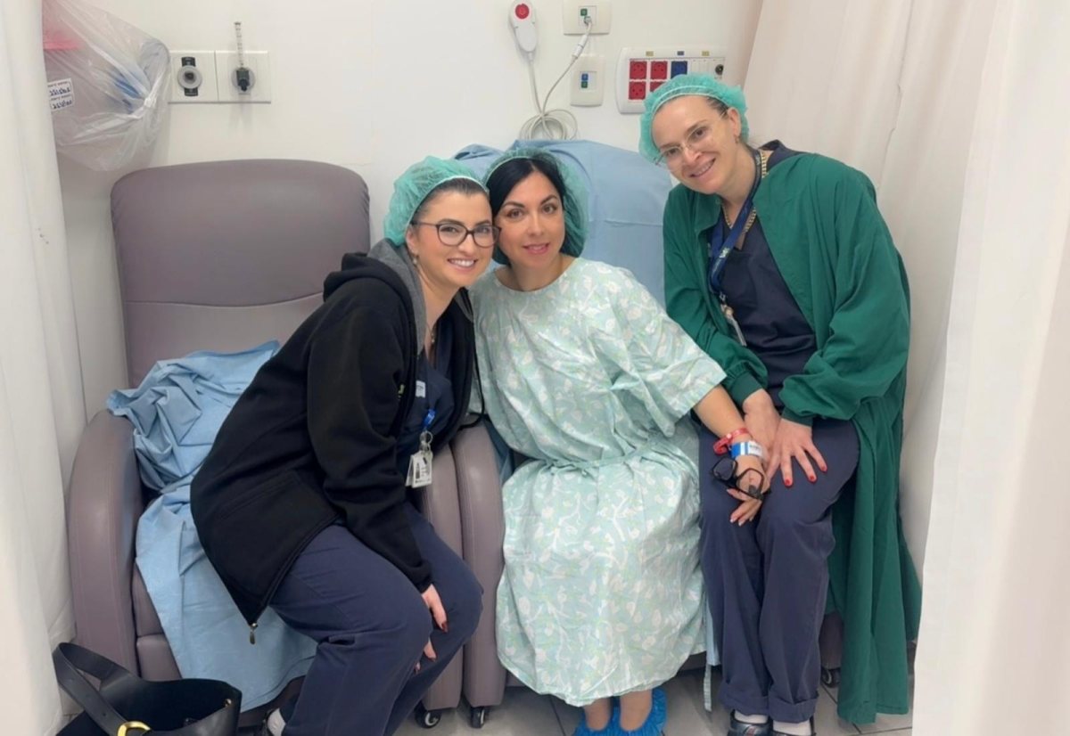 אירה שלום (במרכז) רגע לפני הניתוח, לצד אחיות חדר הניתוח אנה שפקין וליזה נמירובסקי, שהשתתפו בפעולה