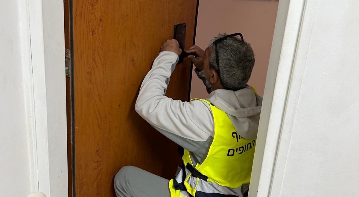 תיקון דלת ממ"ד (באדיבות עיריית אשדוד)