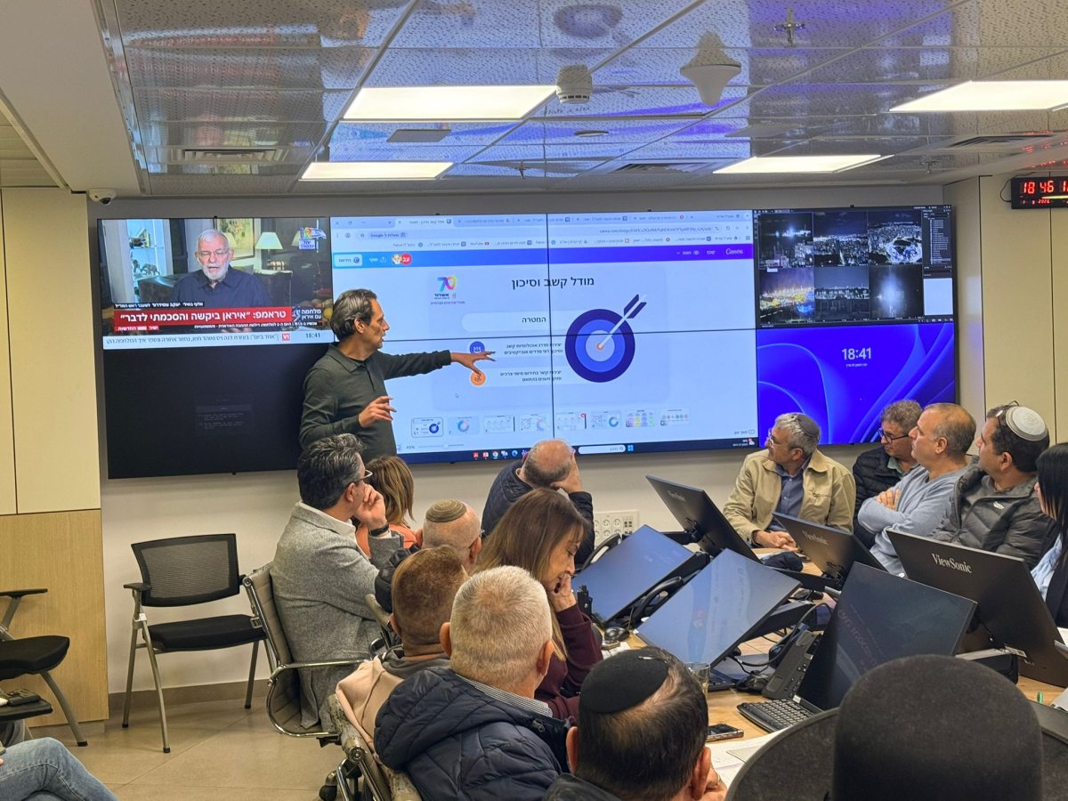 עומר אונגר מציג בפני הביטחון העירוני את המודל הייחודי הארצי