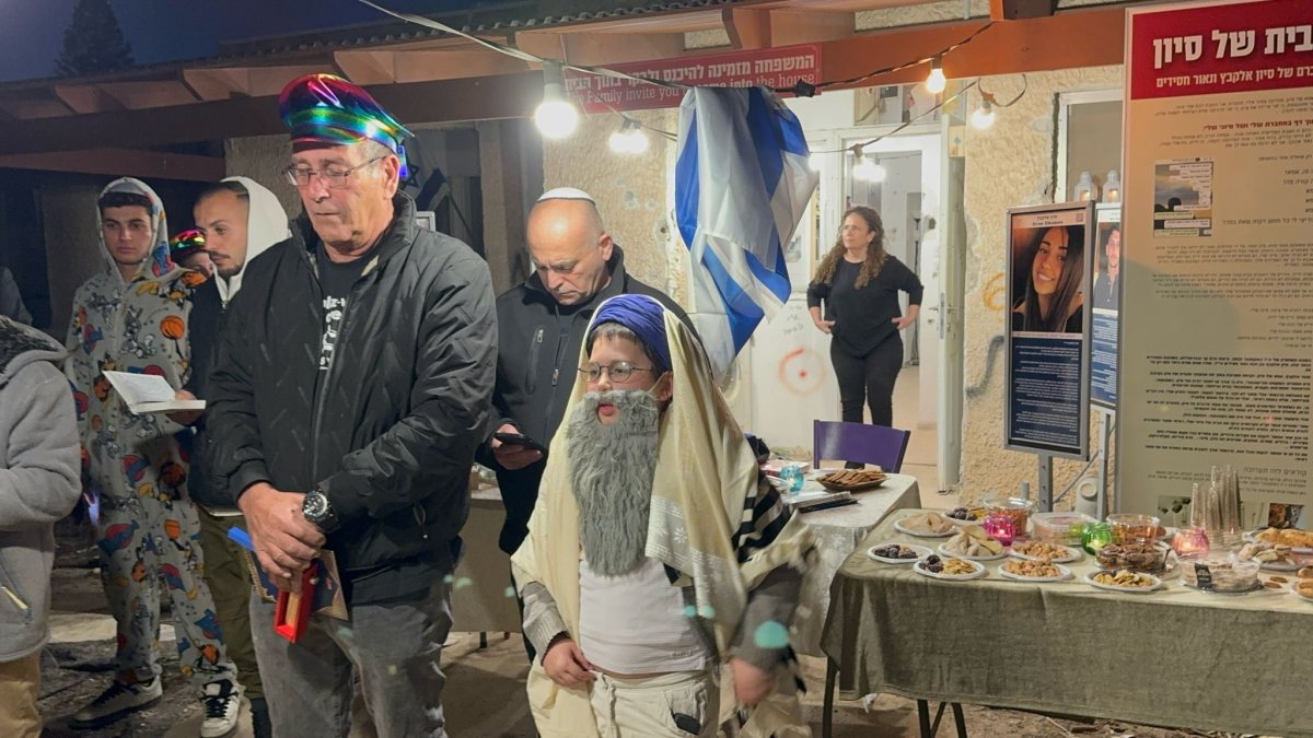 קוראים את המגילה בבית של סיון הי״ד