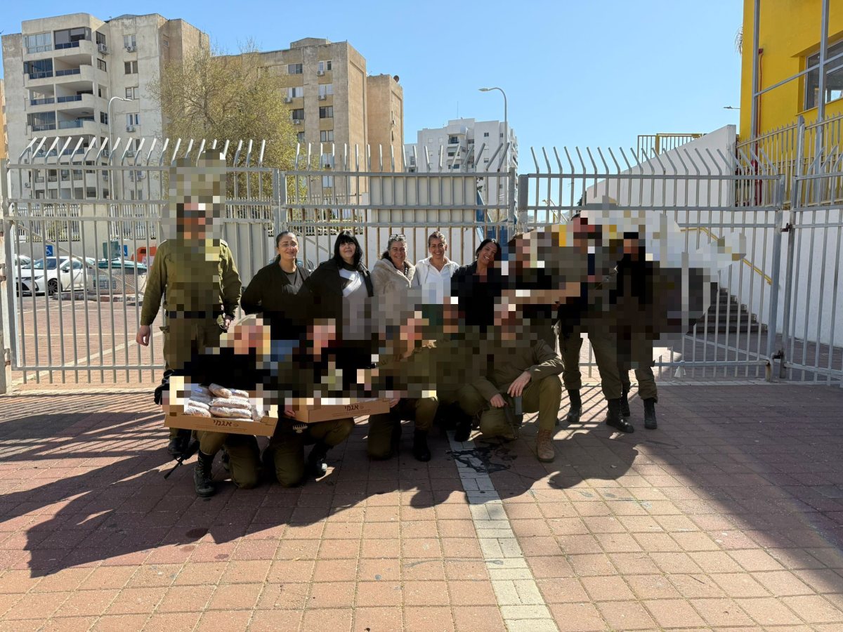 תומכות החינוך ביחד עם החיילים