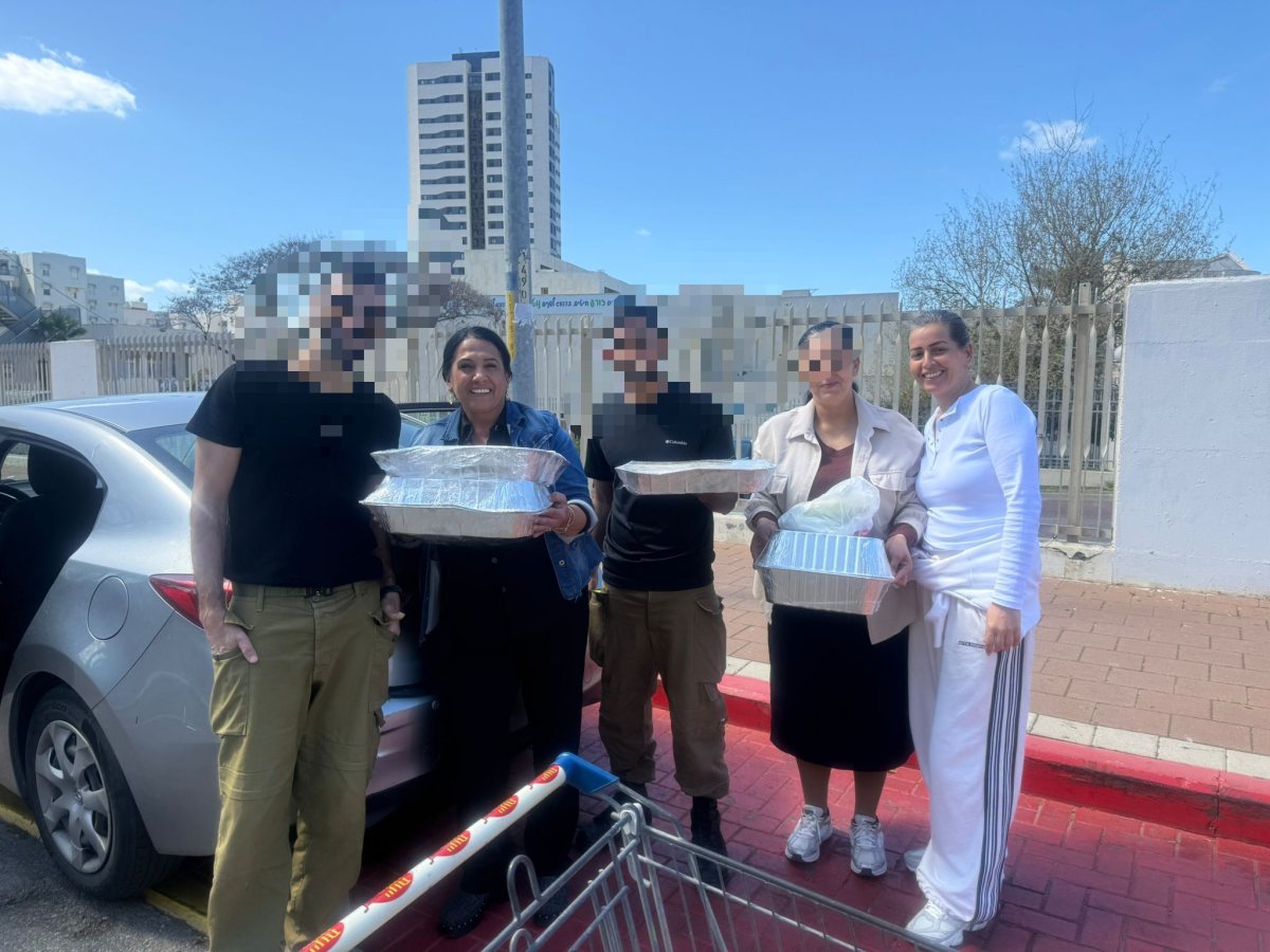 תומכות החינוך ביחד עם החיילים