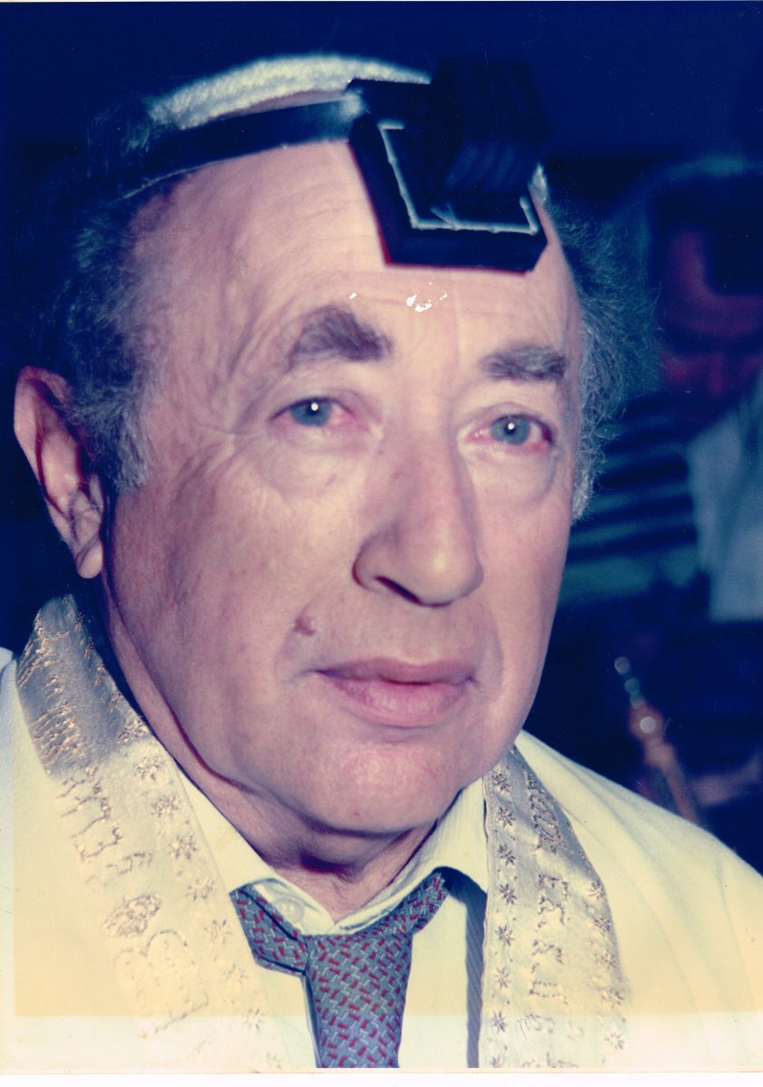 אריה קלנג מניח תפילין