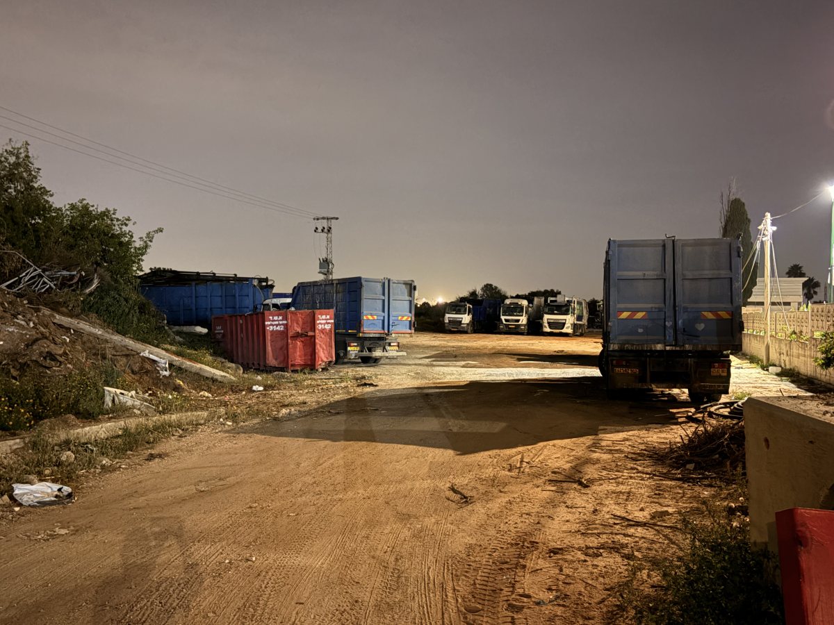 משאיות אשפה בצמוד לחלקה הצבאית באשדוד