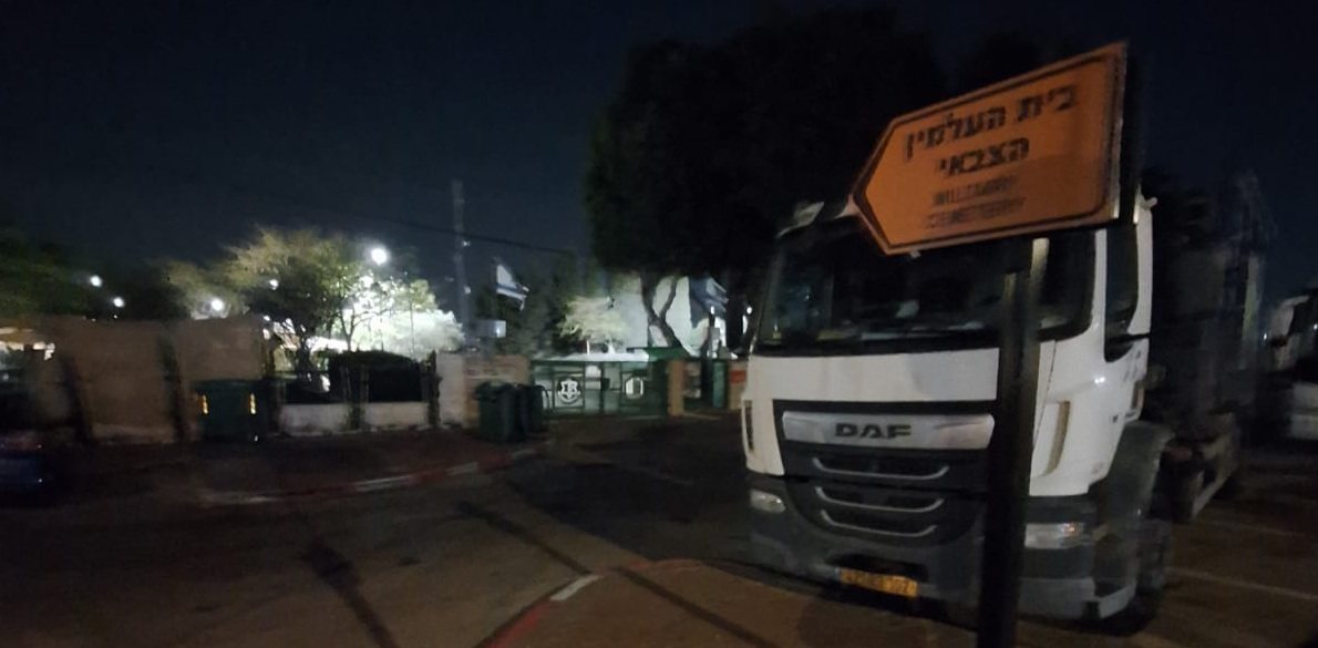 משאית אשפה חונה בכניסה לחלקה הצבאית באשדוד
